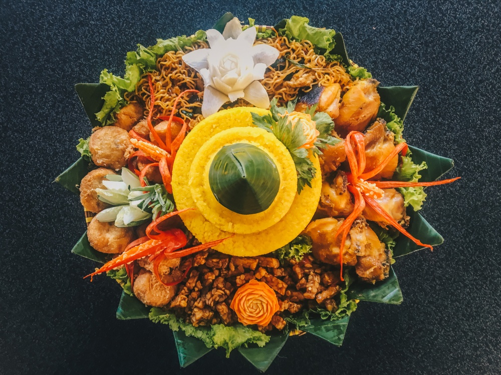 menghias nasi kuning 17 agustus