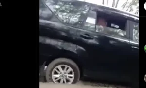 mobil dinas terobos jalan dicor (2)