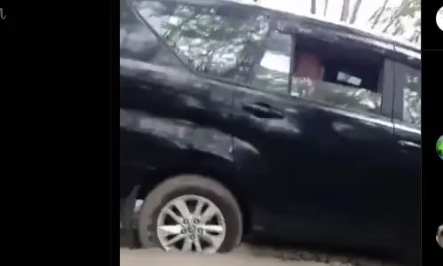 mobil dinas terobos jalan dicor (2)