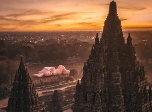 patung raksasa kaws