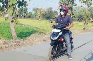 pengendara motor terobos jalan dicor