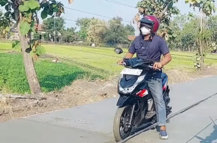 pengendara motor terobos jalan dicor
