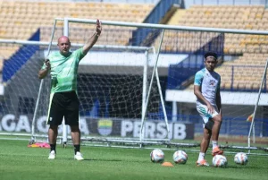 persib vs PSIS Bojan Hodak