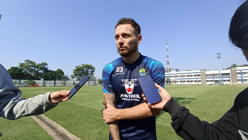 Marc Klok Jawab Kritik Pedas Bobotoh Soal Tendangan Penjuru