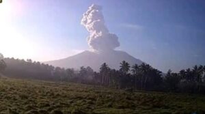 Gunung Ibu Halmahera Erupsi Lontarkan Abu Setinggi 1,5 Km