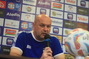 Bojan Hodak Belum Tentukan Jadwal Kembali