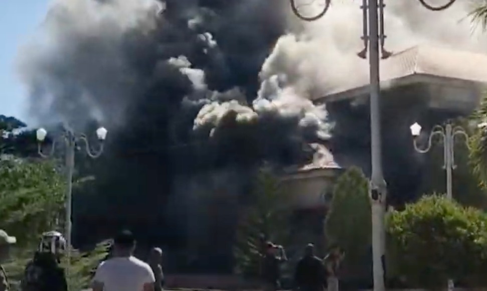 Kantor Bupati Pahuwato Gorontalo Dibakar