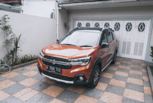 MOBIL parkir sinar matahari