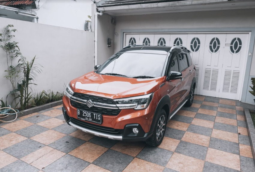 MOBIL parkir sinar matahari