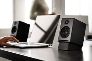 Membersihkan Speaker laptop