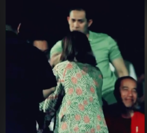 Wanita Ajak Jokowi