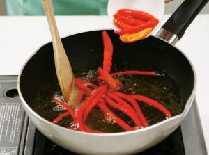 Tips menggoreng cabai agar tidak meletup.