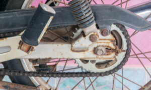 bagian motor berkarat