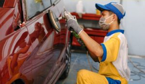 membersihkan kerak body mobil