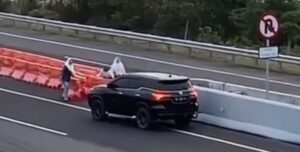 emak-emak putar balik di tol