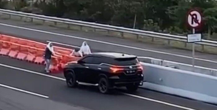 emak-emak putar balik di tol