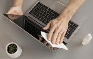 membersihkan layar laptop