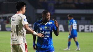 Levy Madinda persib