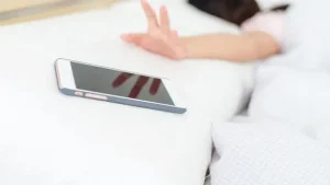 menekan snooze alarm