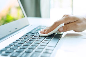 Membersihkan bagian Bawah Keyboard Laptop