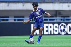 Bek Persib Robi Darwis