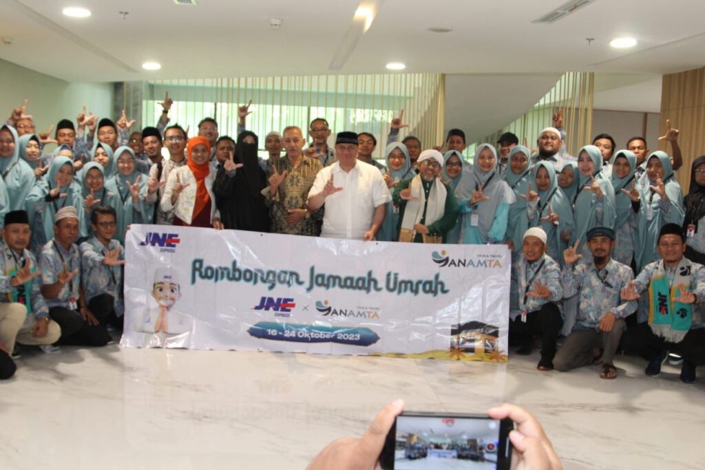 JNE Berangkatkan Umroh 345 Karyawan