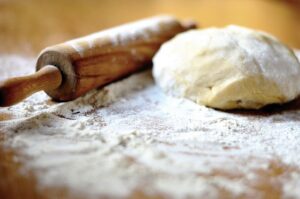 membersihkan rolling pin