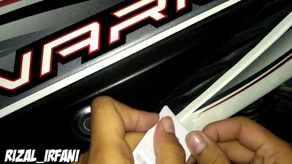 membersihkan sticker motor