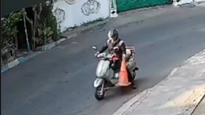 pengendara vespa matic