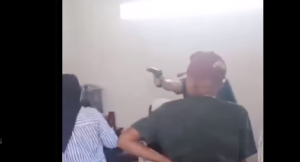 tembakkan pistol