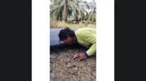 warga mencium aspal