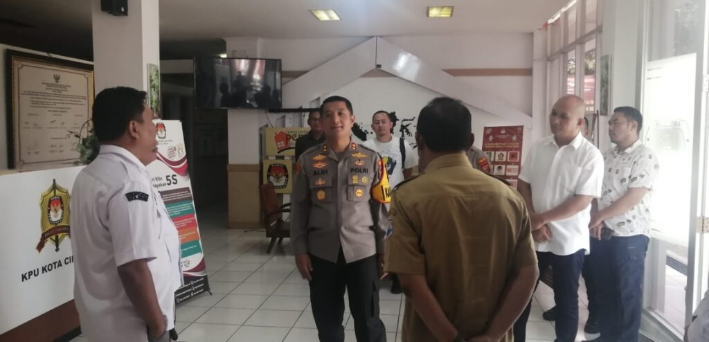 Polisi Jaga Gudang Logistik KPU