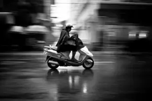aquaplaning pengendara motor