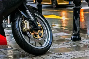 ban motor musim hujan