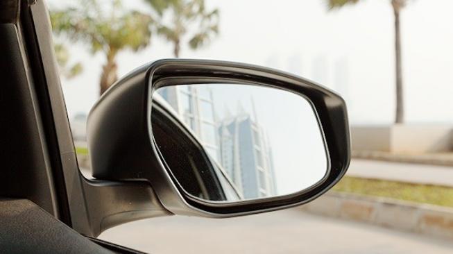 bersihkan spion mobil
