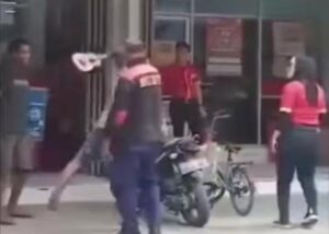 karyawan alfamart pengamen