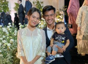 Arhan Gendong Azizah