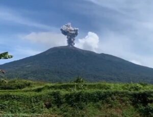 Gunung Marapi di Sumatera Barat Erupsi