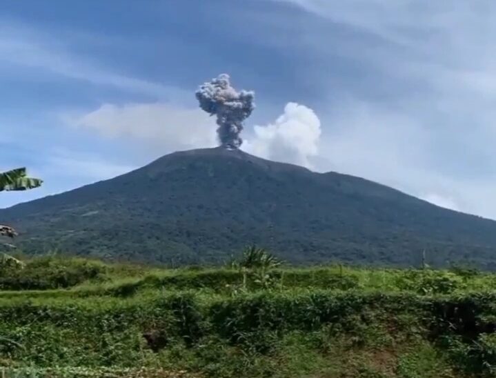 Gunung Marapi di Sumatera Barat Erupsi