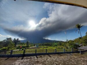 Gunung Lewotobi Laki-Laki Erupsi, Tinggi Kolom Abu 1.500 Meter