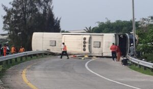 kecelakaan bus handoyo tol cipali