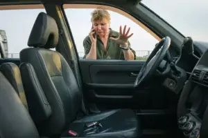 kunci mobil tertinggal