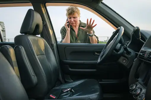 kunci mobil tertinggal