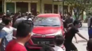 mobil dihancurkan pemadam