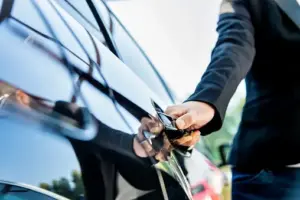 pintu mobil terkunci