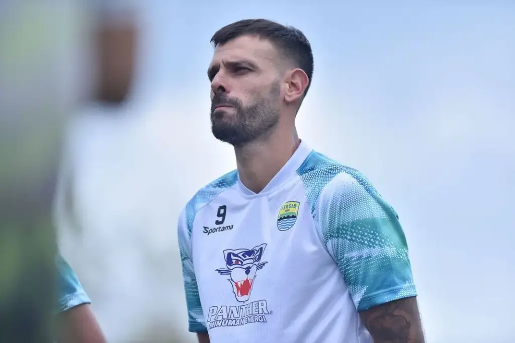 Diisukan Akan Gabung Malut United, Gelandang Persib Buka Suara
