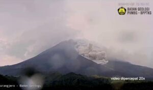 Gunung Merapi Muntahkan Awan Panas