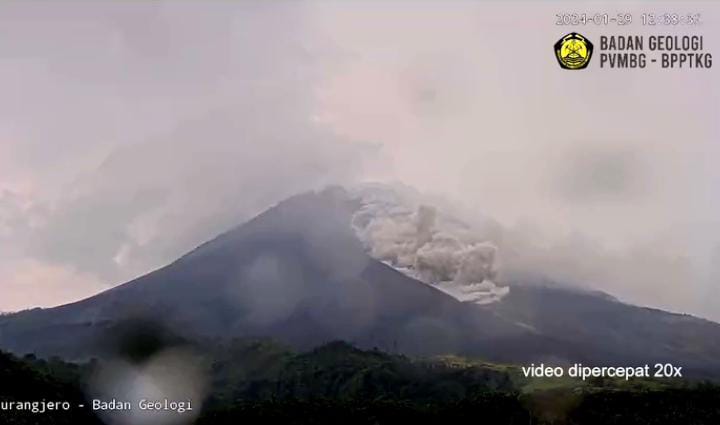 Gunung Merapi Muntahkan Awan Panas