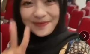 anggota KPPS salam dua jari