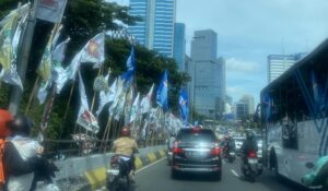 bendera parpol flyover kuningan